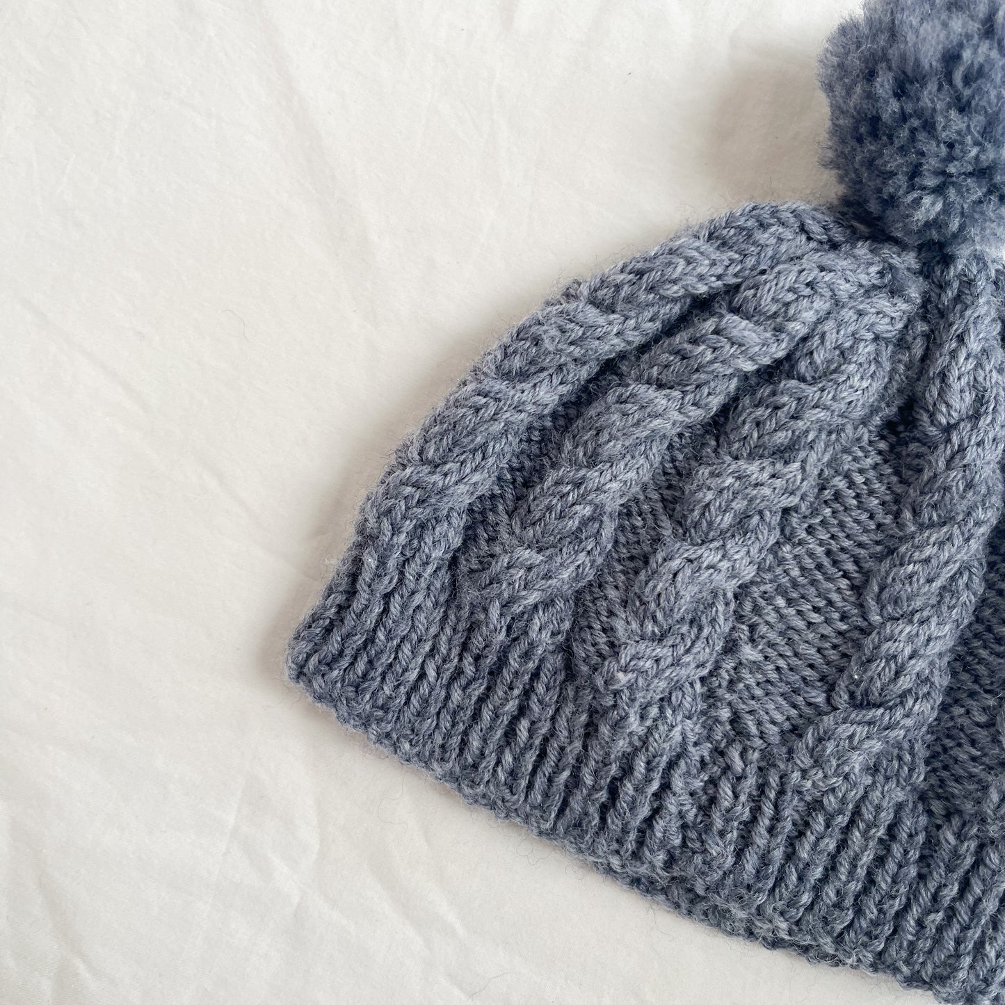 Hand knit beanie, aprox 6-12m