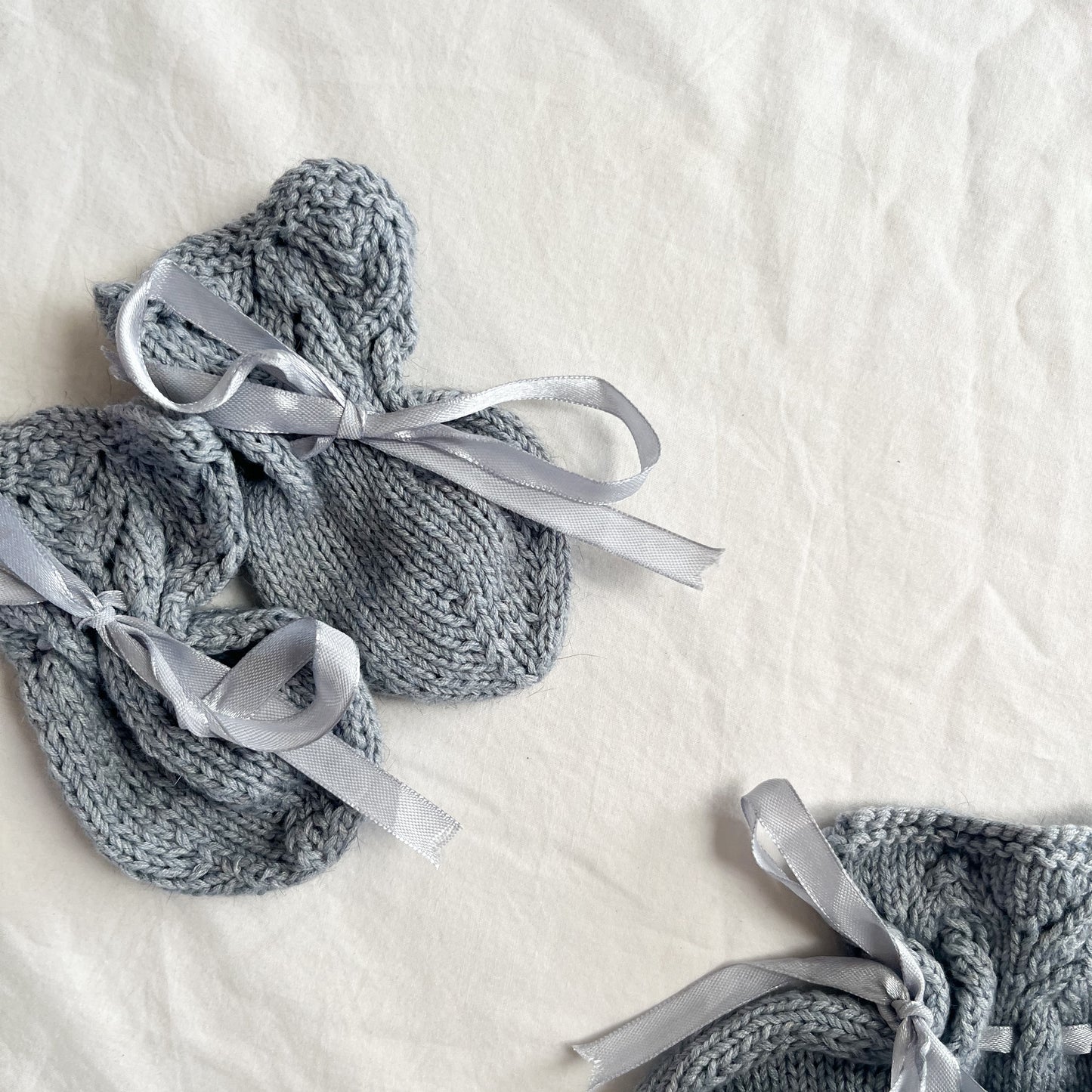 Hand knit mittens & booties, aprox 0-3m