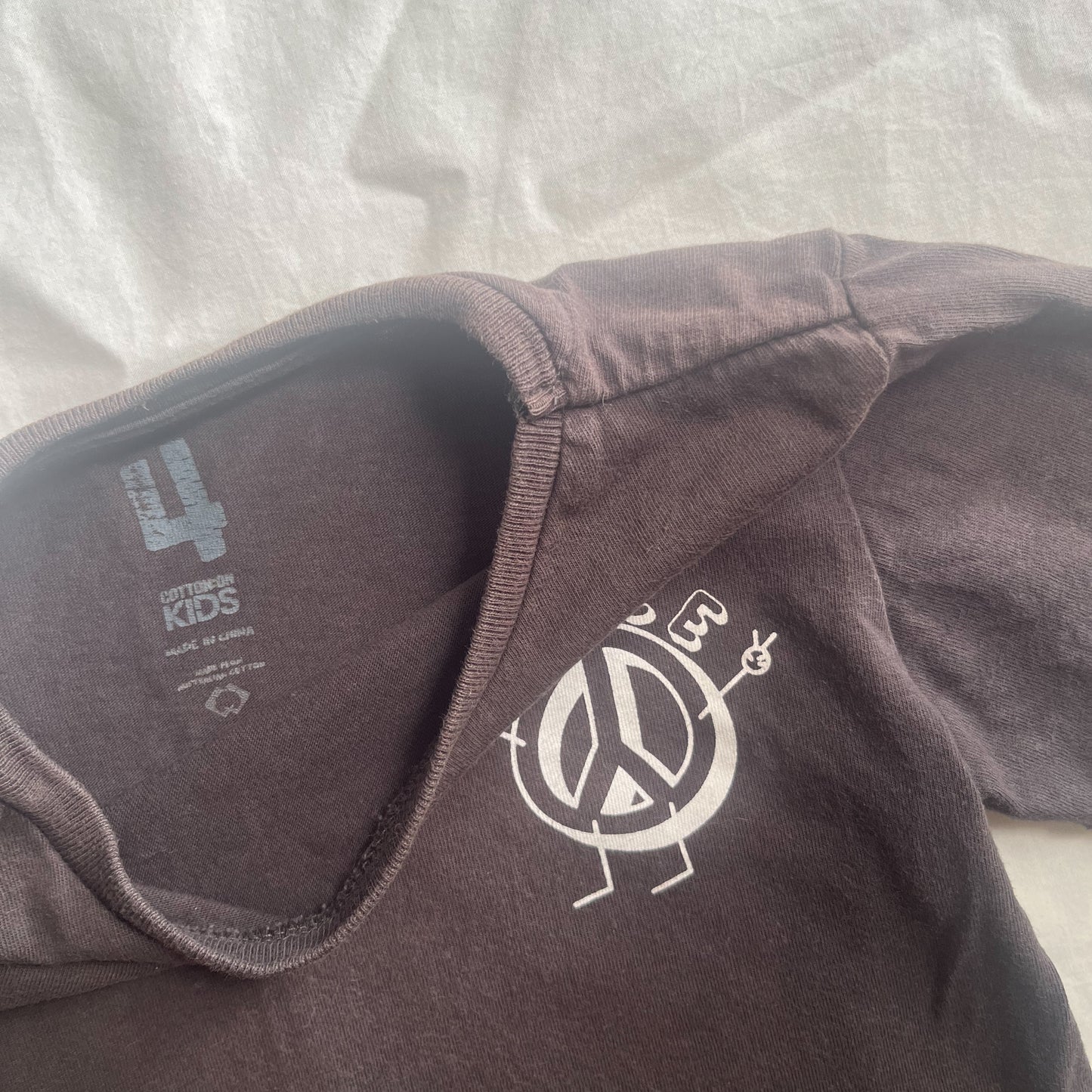 Cotton on tee, size 4 (more a 2-3)