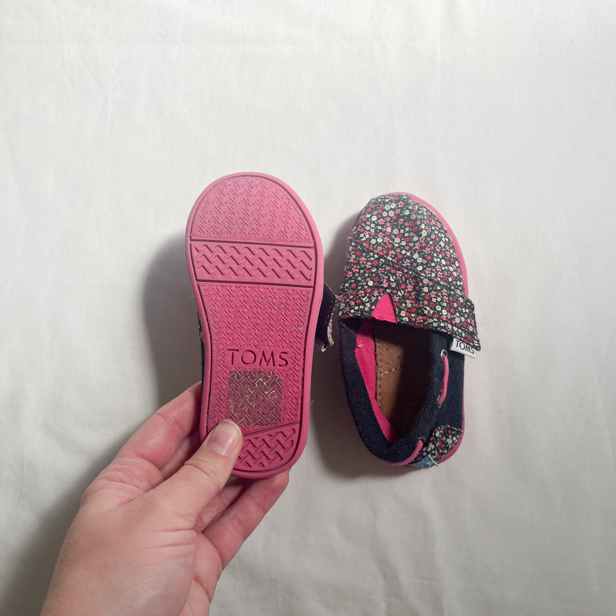 Toms shoes, size 6T (EU22)