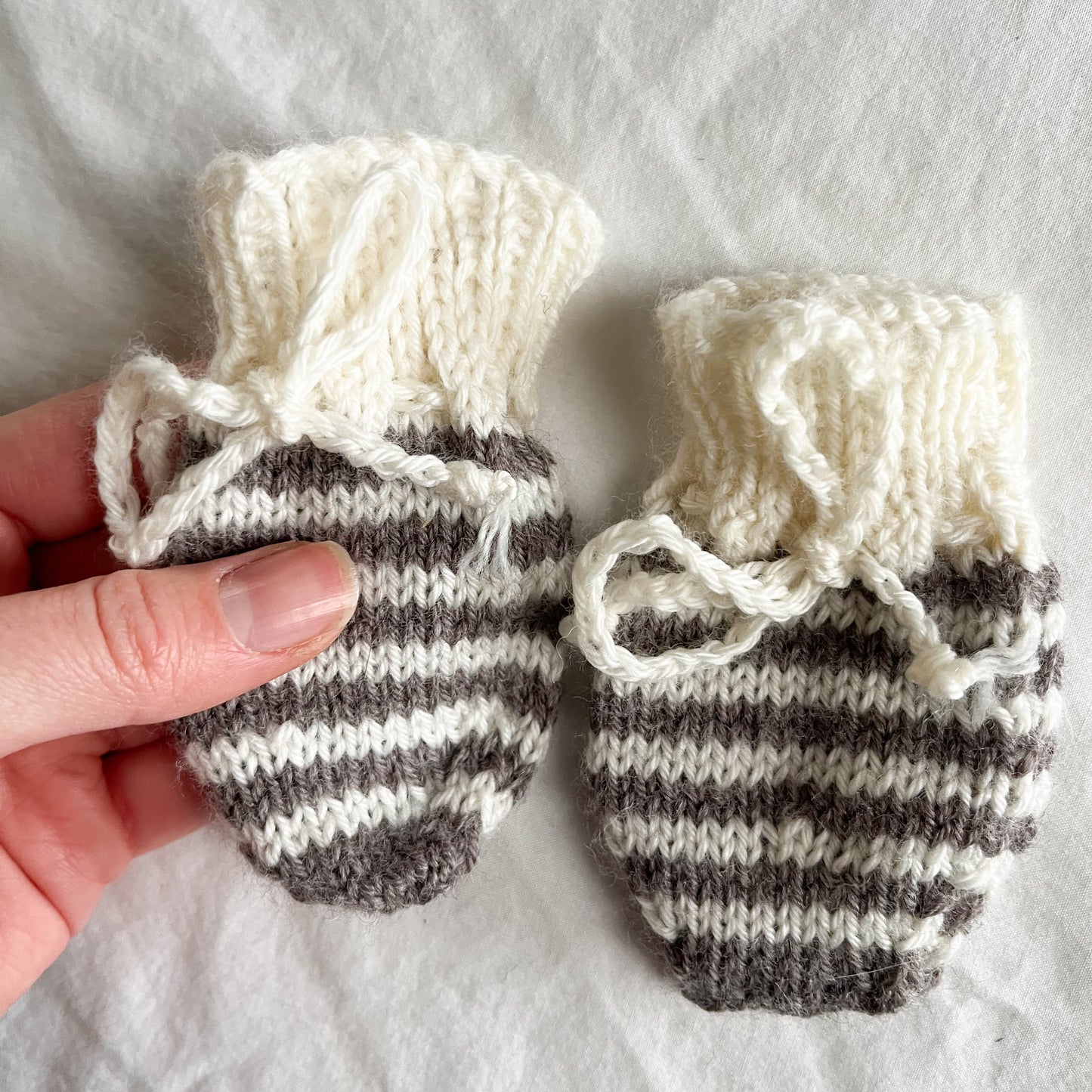 Handknit mittens, 0-6m
