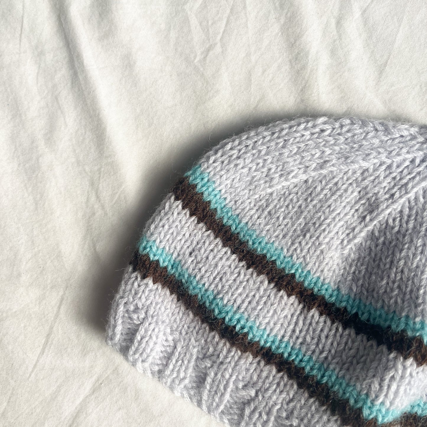 Hand knit beanie, aprox 6-12m