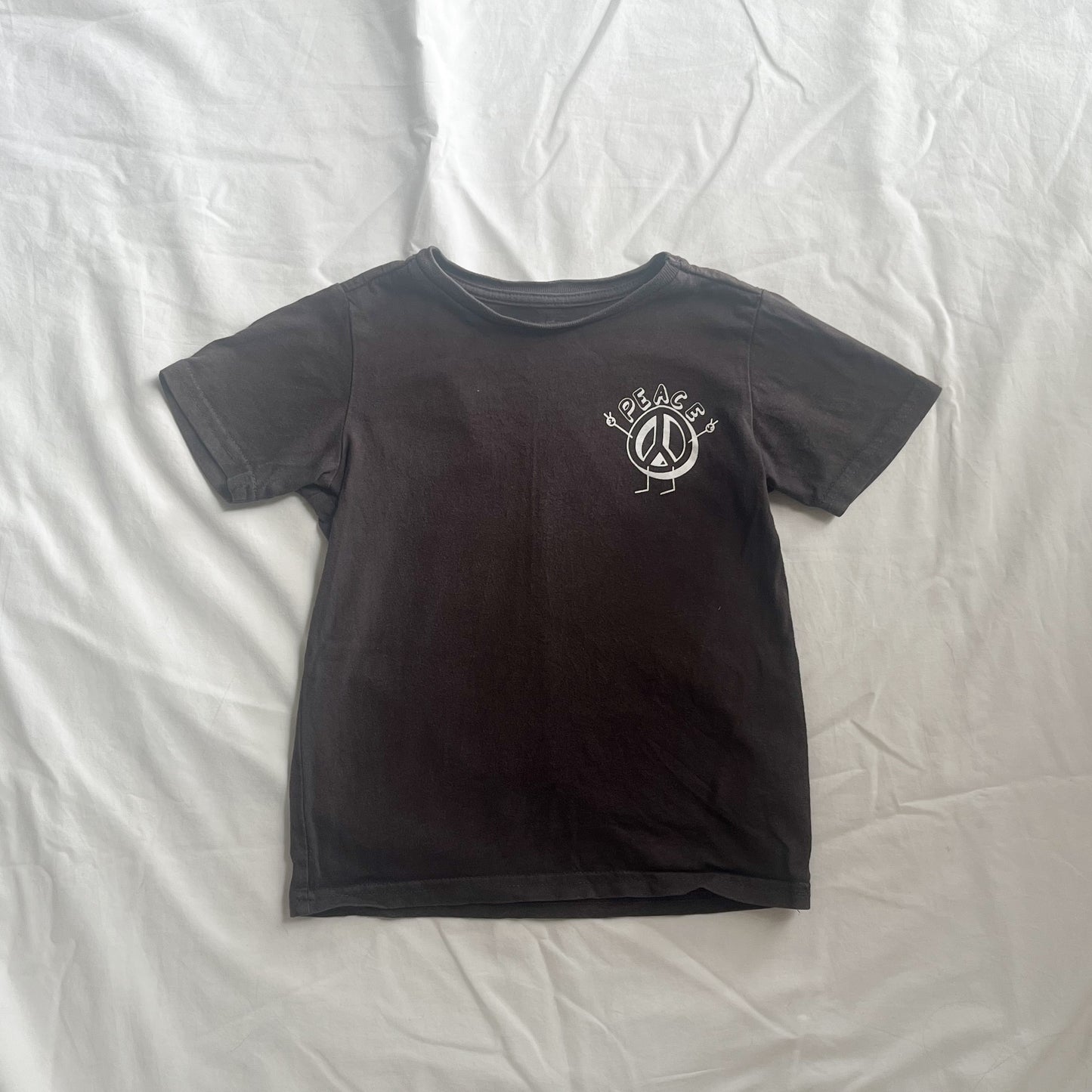 Cotton on tee, size 4 (more a 2-3)