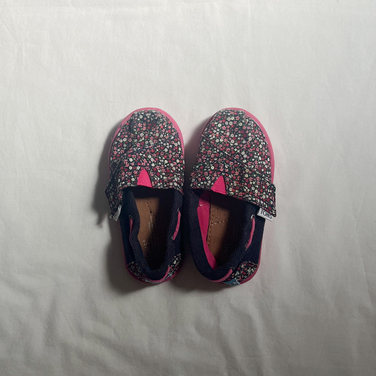 Toms shoes, size 6T (EU22)