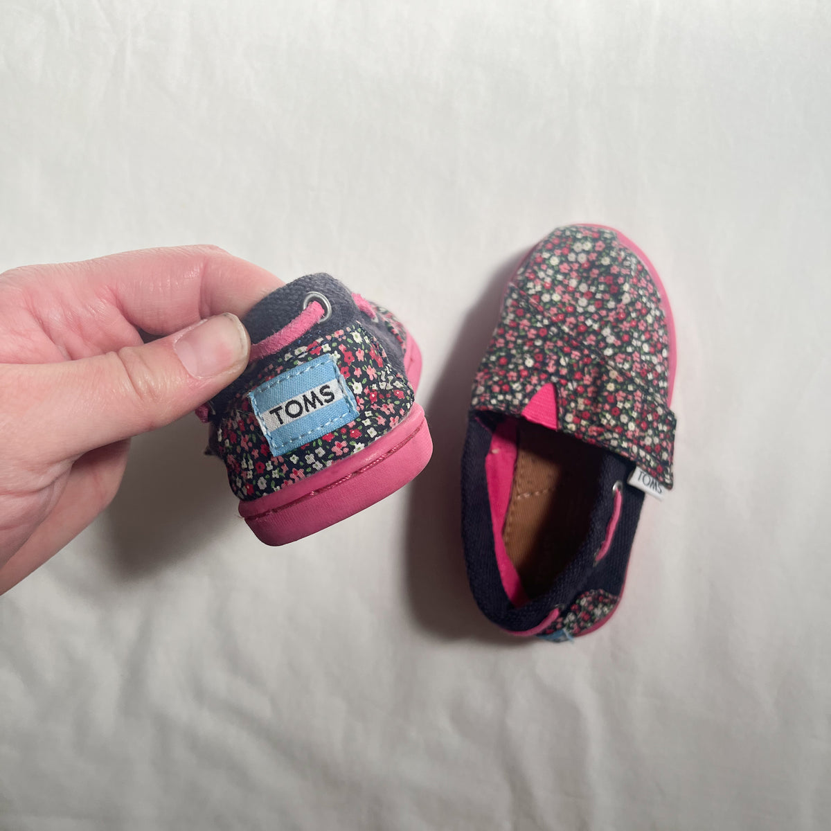 Toms shoes, size 6T (EU22)