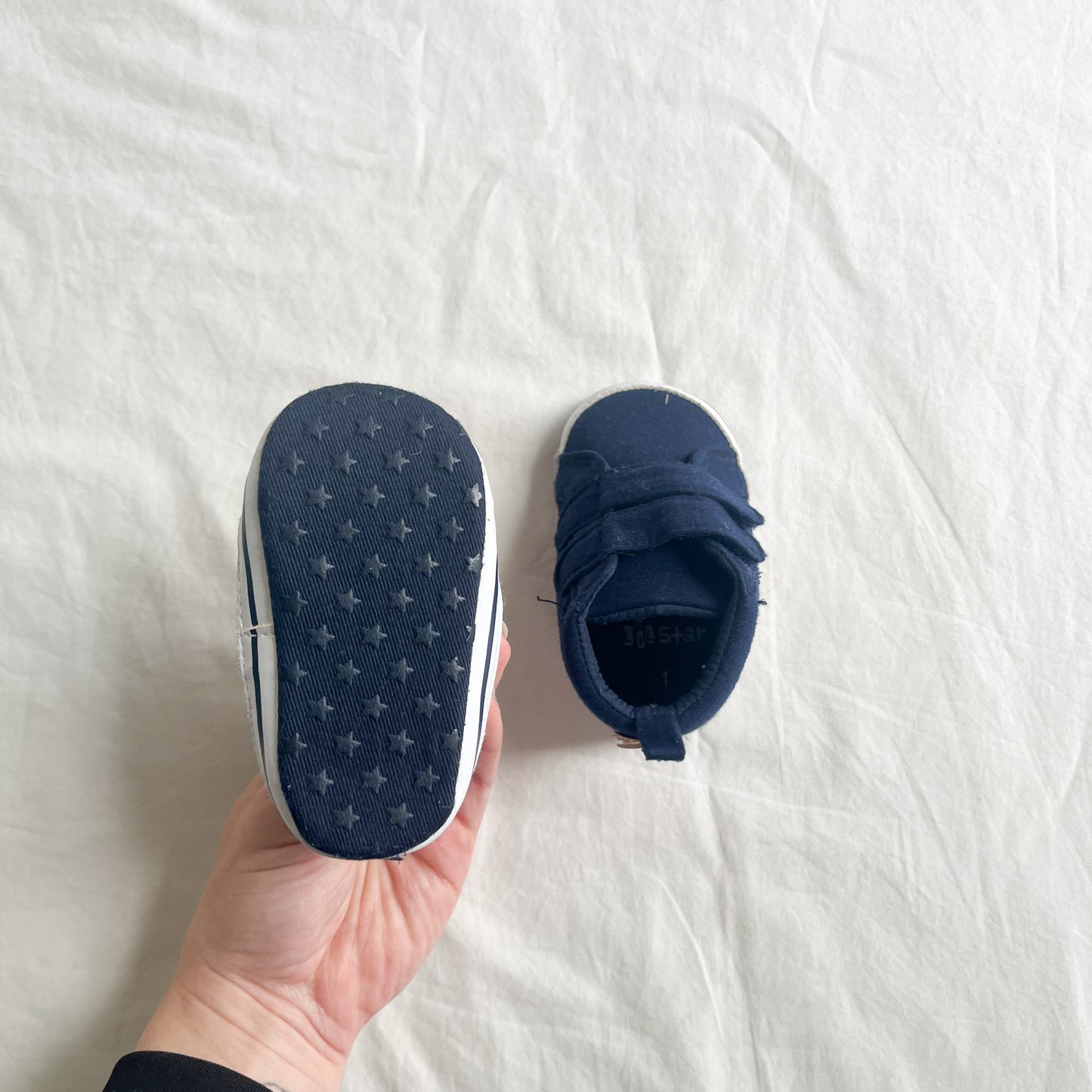 Navy sneakers, US 1 (aprox 0-6m)