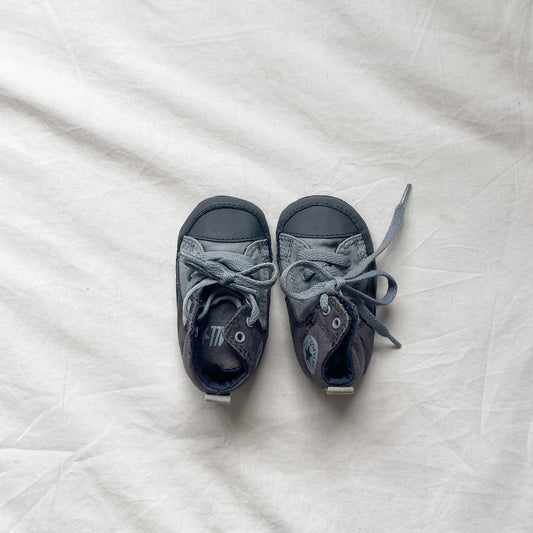 Baby converse, size 2 us