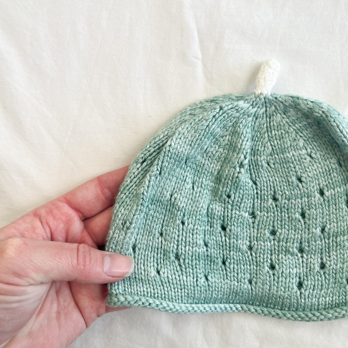 Hand knit hat, aprox 0-6m