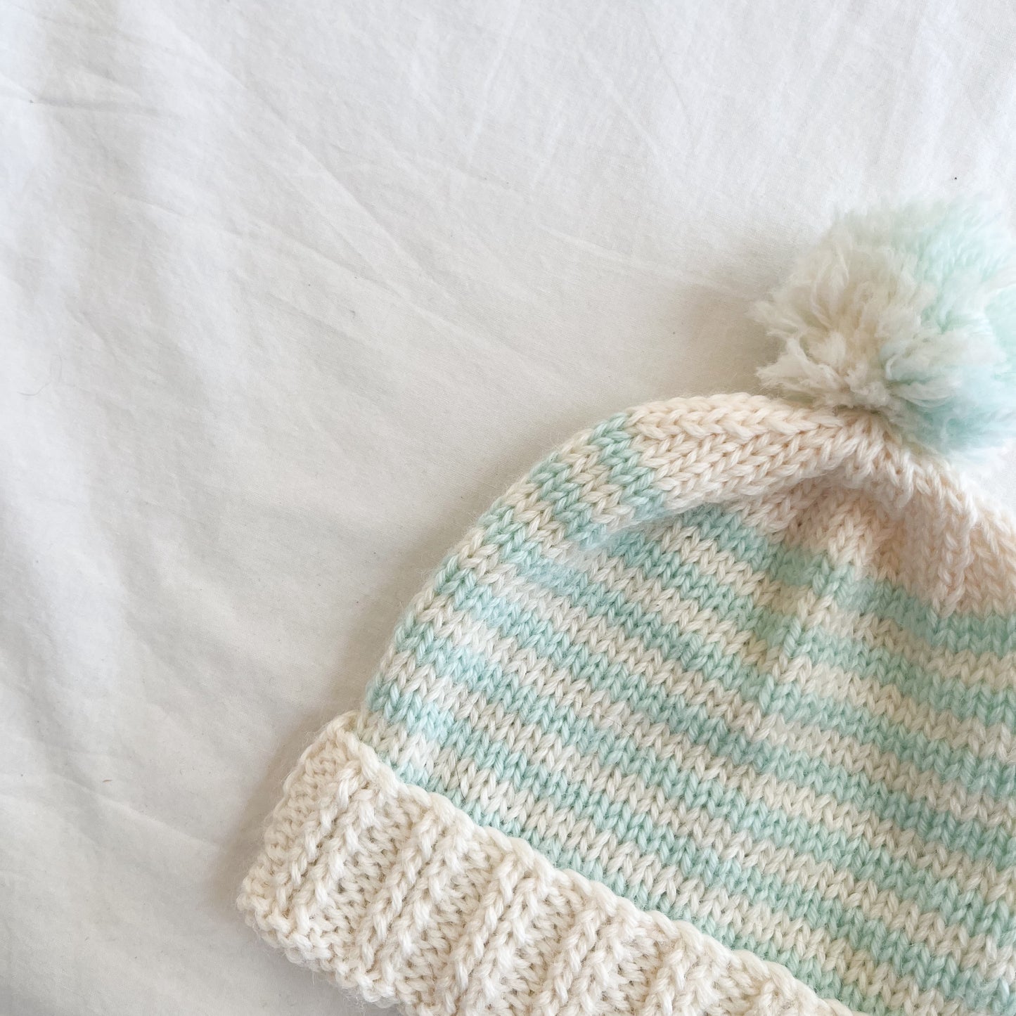 Hand knit beanie, aprox 0-6m
