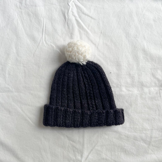 Hand knit beanie, aprox 0-1