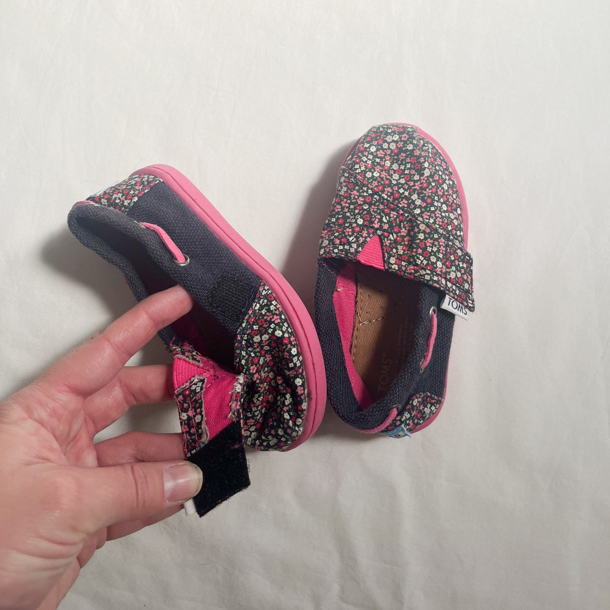 Toms shoes, size 6T (EU22)