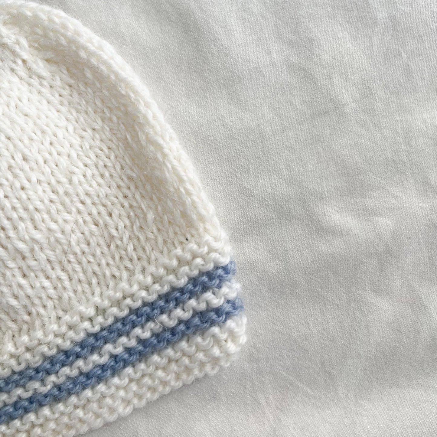 Hand knit beanie, aprox NB-1