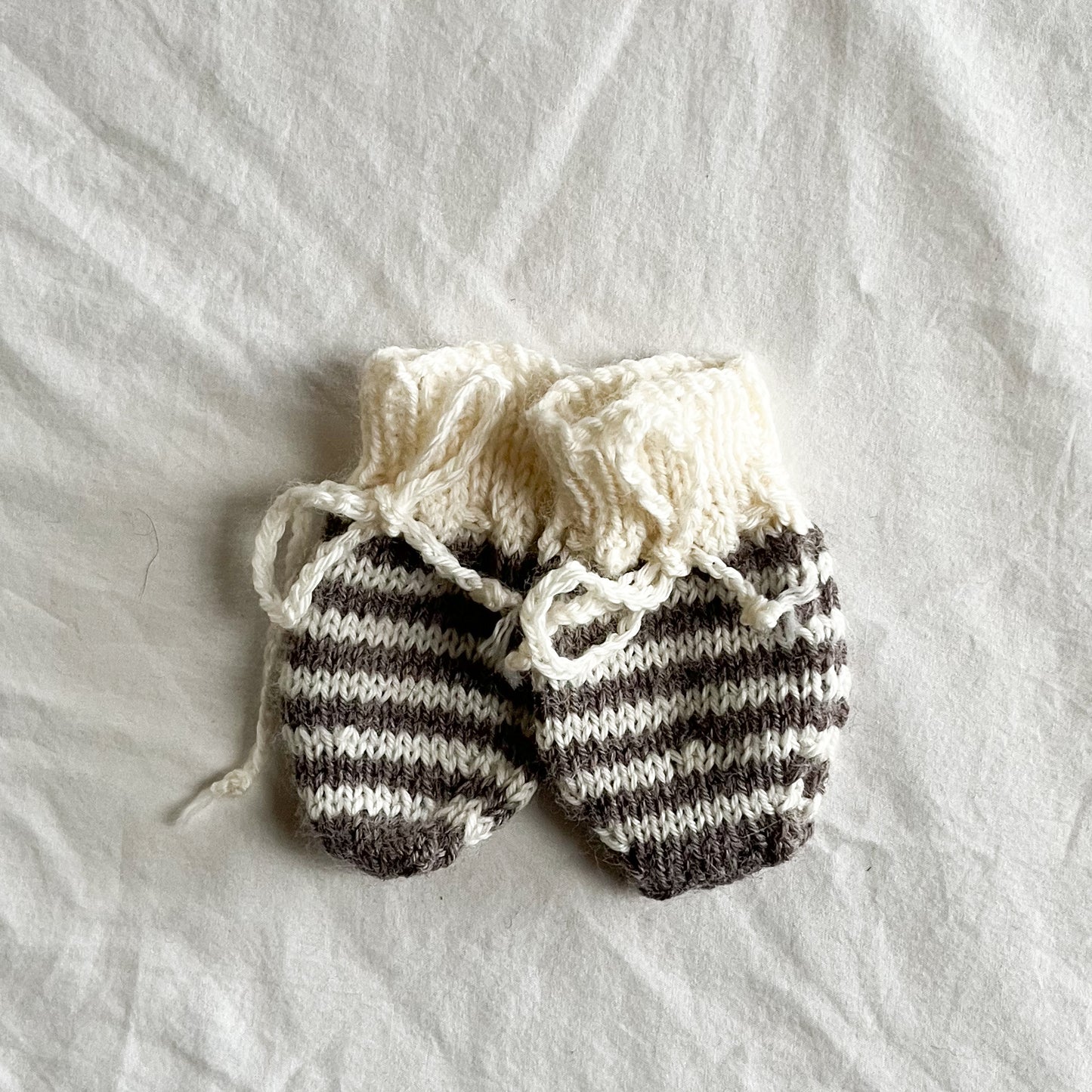 Handknit mittens, 0-6m