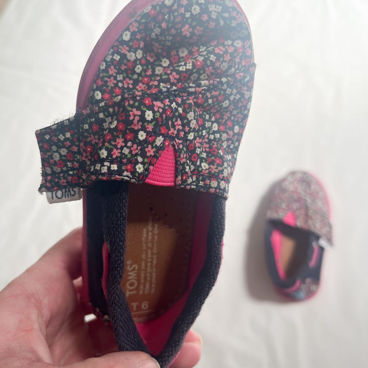 Toms shoes, size 6T (EU22)