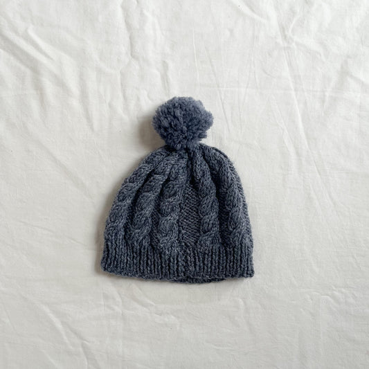 Hand knit beanie, aprox 6-12m
