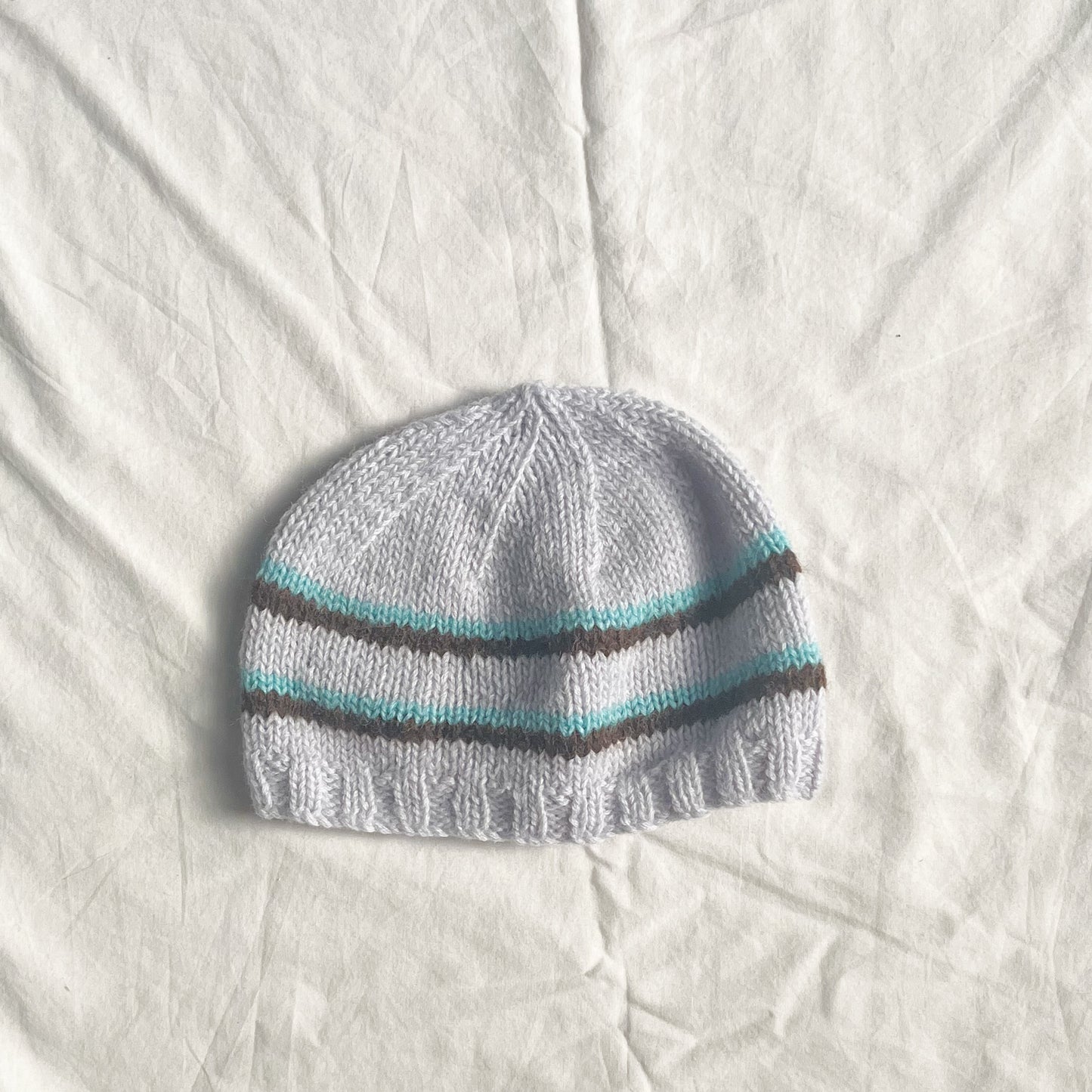 Hand knit beanie, aprox 6-12m