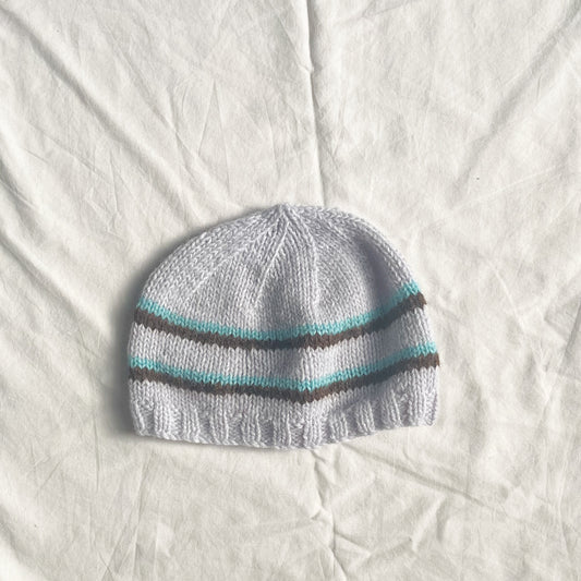 Hand knit beanie, aprox 6-12m