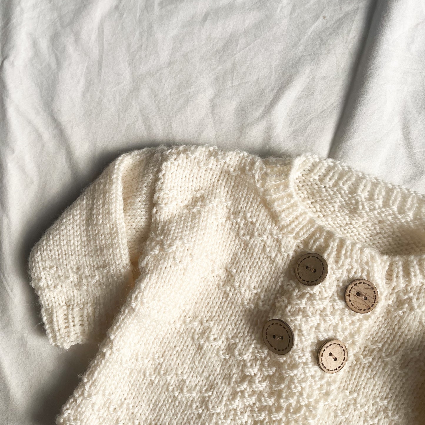 Hand knit cardi, aprox 0-3m