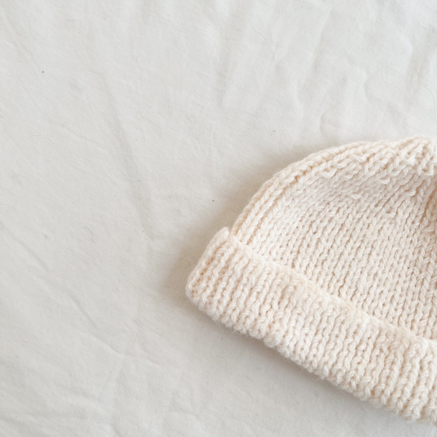 Hand knit beanie, aprox NB-3m