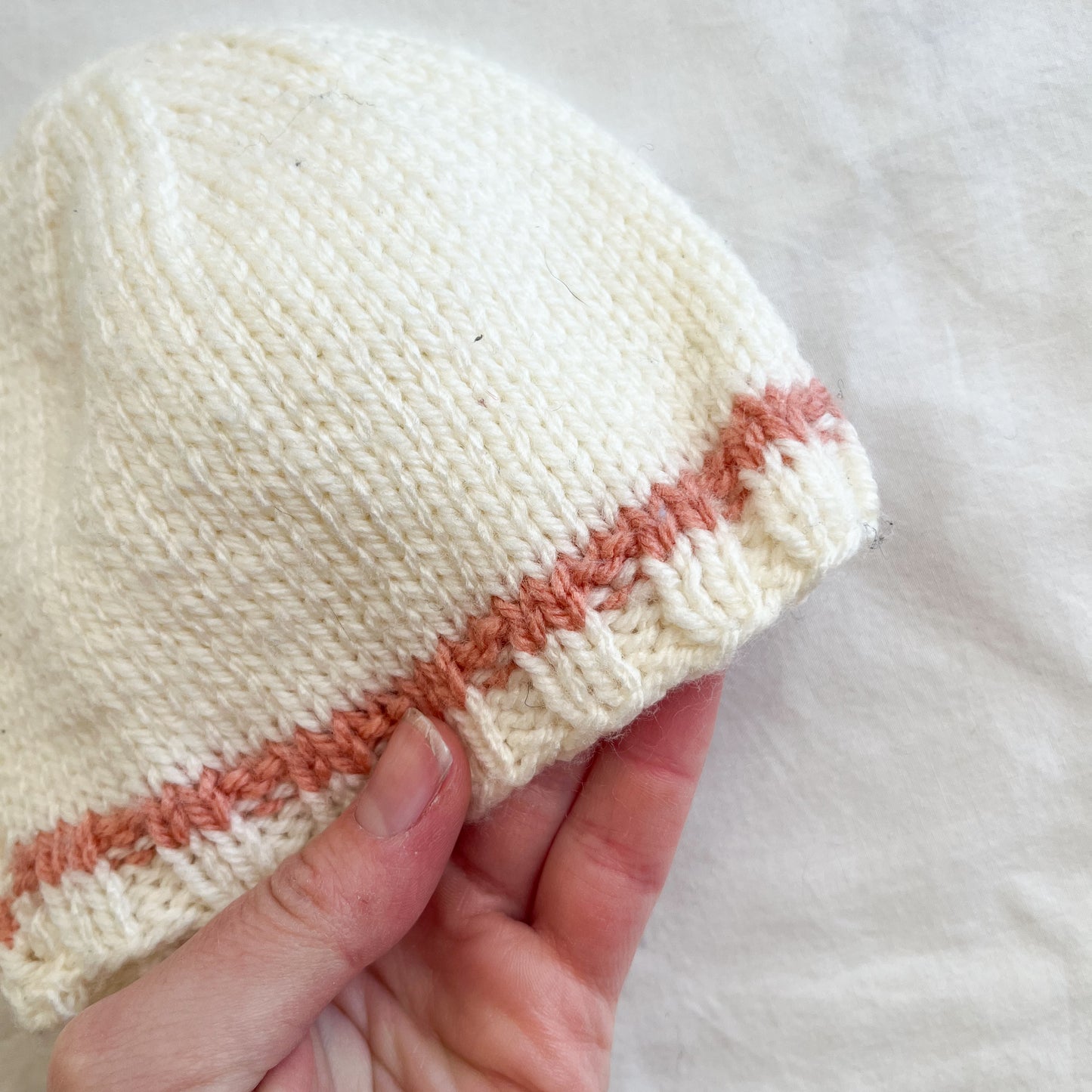 Hand knit beanie, aprox 0-12m