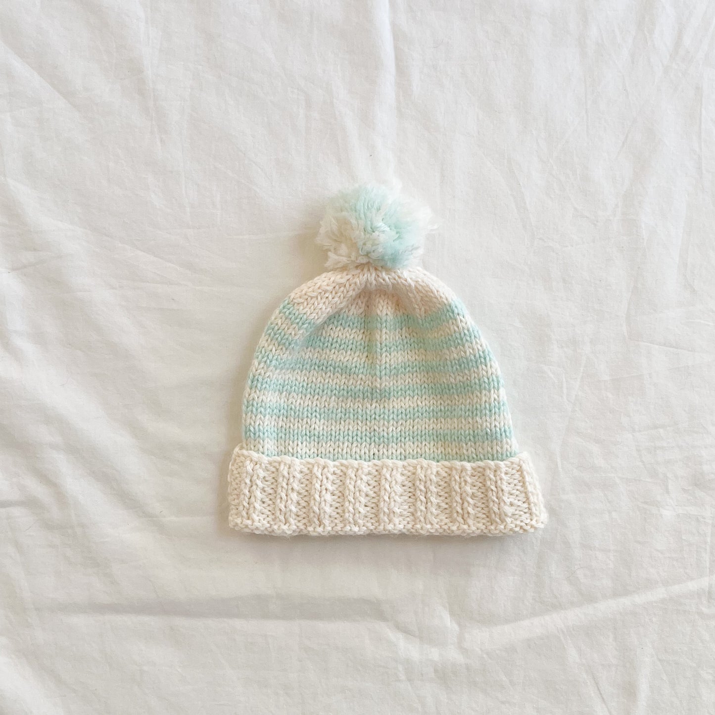 Hand knit beanie, aprox 0-6m