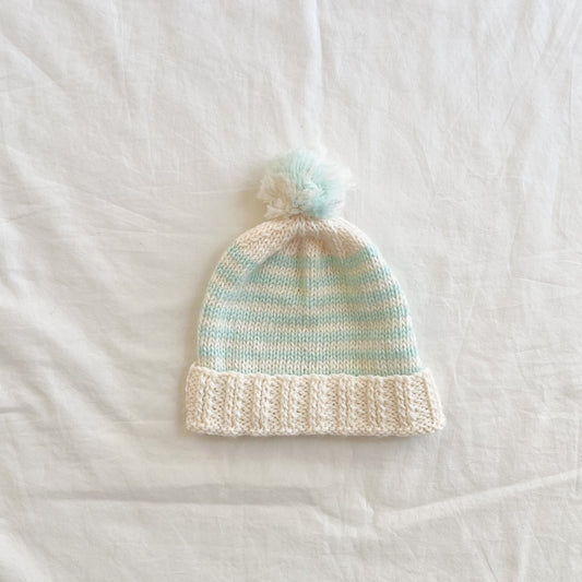 Hand knit beanie, aprox 0-6m